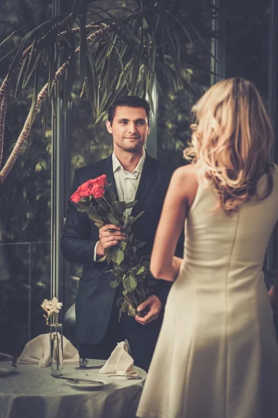 Un bel homme en veste attend quelqu'un au restaurant — Photo