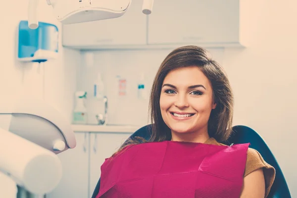 Mladá krásná bruneta zubař v zubní ordinaci — Stock fotografie