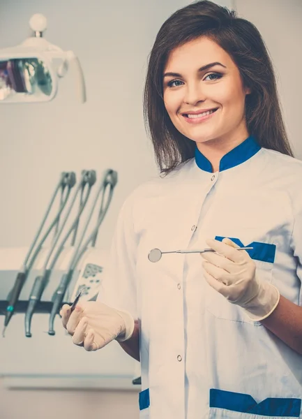 Unga vackra brunett kvinnliga tandläkare på tandläkarens kirurgi — Stockfoto