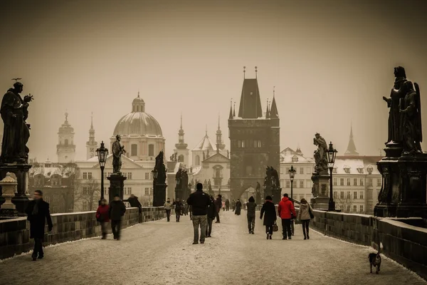 People walking on a Charles bridge in Prague — Stock Photo, Image