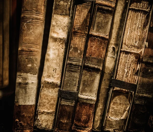 Livres anciens dans une rangée — Photo