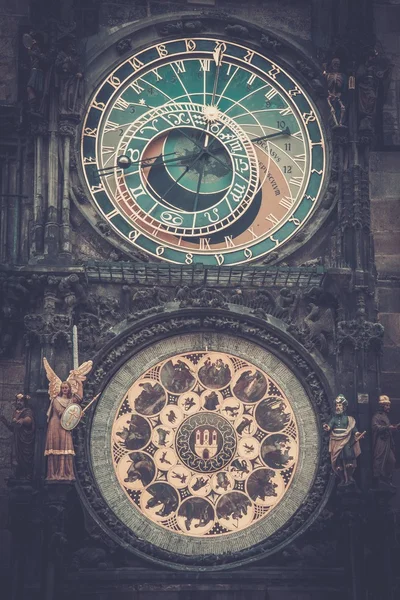 Orologi su un campanile a Praga — Foto Stock