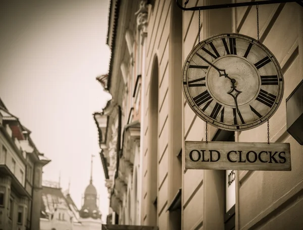 Vecchio negozio di orologi a Praga — Foto Stock