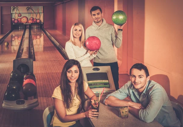 Grupo de jóvenes detrás de la mesa en el club de bolos — Foto de Stock