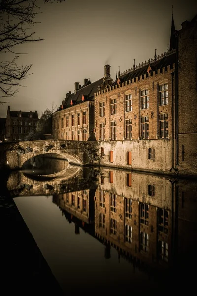 Dom nad kanałem w Brugii, Belgia — Zdjęcie stockowe