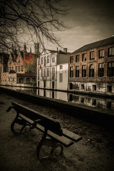 Lavička u vodního kanálu v Bruggy, Belgie — Stock fotografie