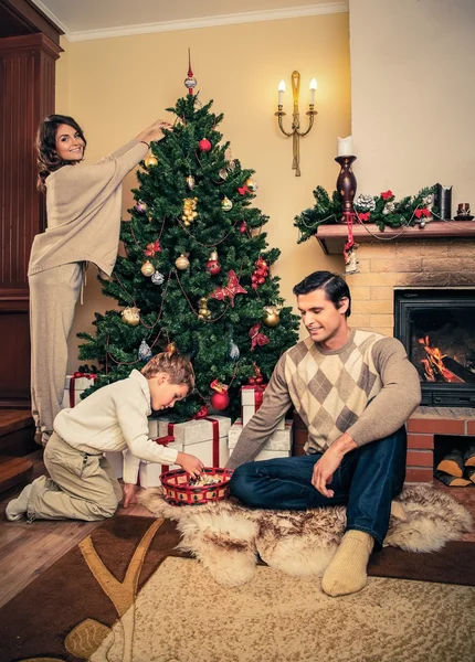 Glad familj dekorera julgran — Stockfoto