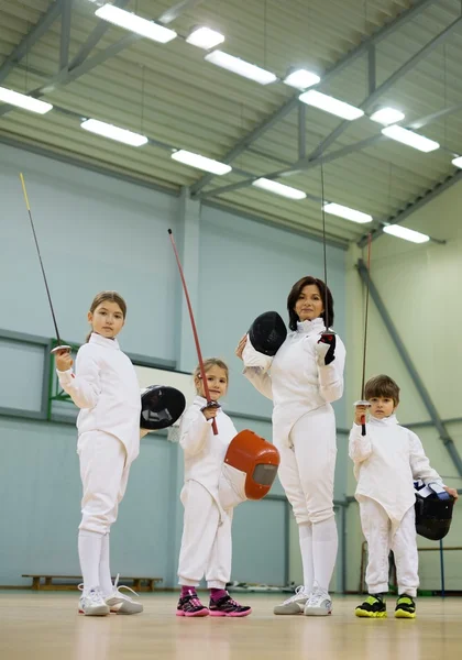 Esgrimistas de niños y su entrenador —  Fotos de Stock