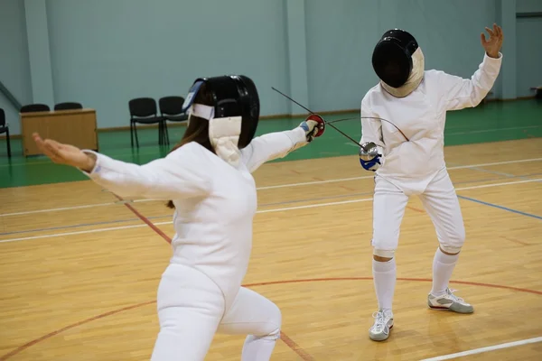 两个女子击剑运动员训练 — 图库照片