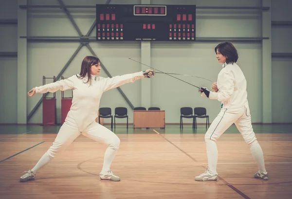 Twee vrouwen schermers op een opleiding — Stockfoto