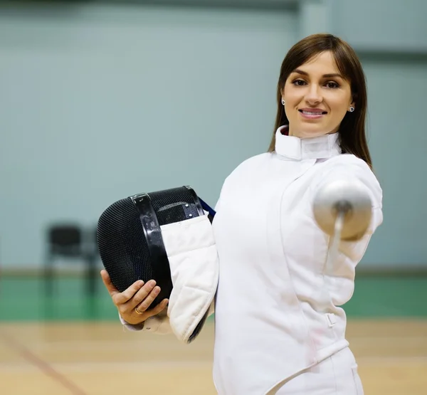 Młoda kobieta szermierz z epee — Zdjęcie stockowe