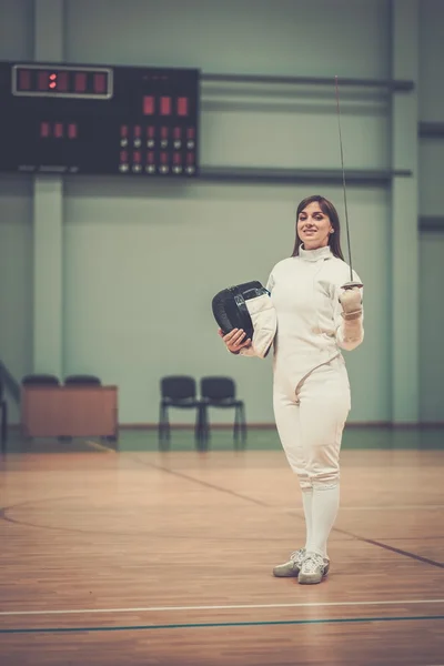 Fencer νεαρή γυναίκα με epee — Φωτογραφία Αρχείου