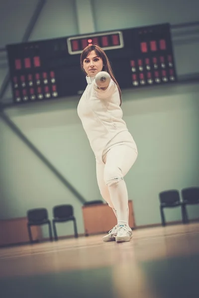 Junge Fechterin mit Degen — Stockfoto