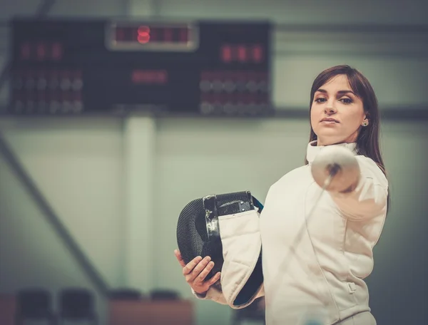 Recinzione giovane donna con epee — Foto Stock