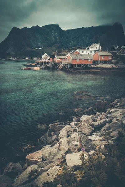 Casas de madera tradicionales en Reine village, Noruega — Foto de Stock