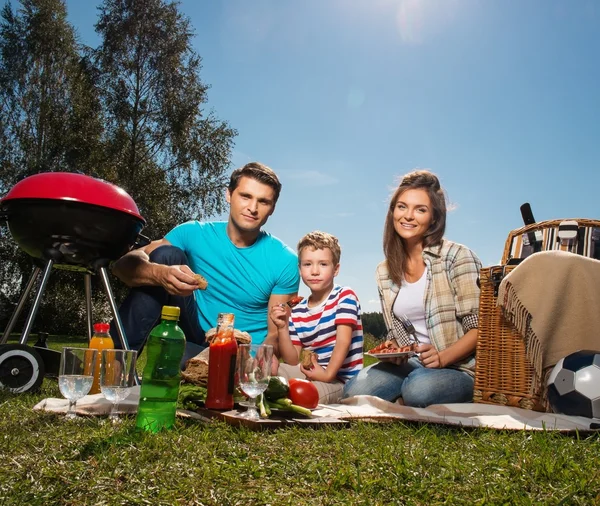 Jonge gezin buiten hebben picknick — Stockfoto