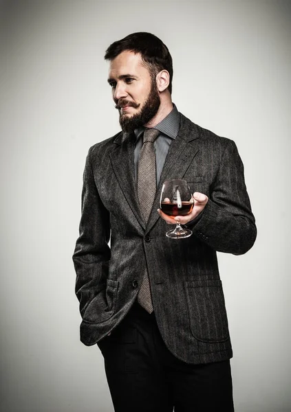 Hombre guapo bien vestido en chaqueta con vaso de bebida — Foto de Stock