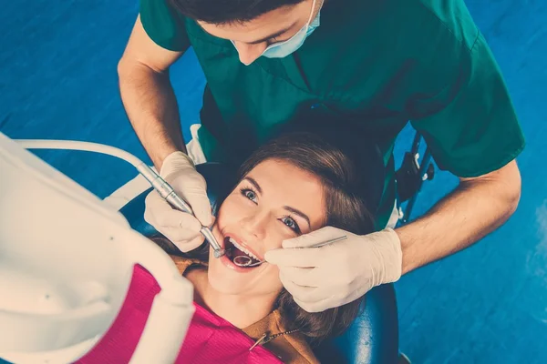 Mujer joven y hombre médico en la cirugía del dentista —  Fotos de Stock