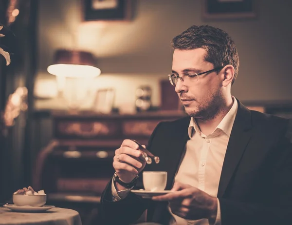 De meia-idade com xícara de café em estilo vintage de luxo interior — Fotografia de Stock