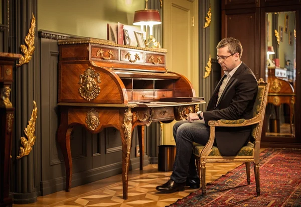 Sad middle-aged man in luxury vintage style interior — Stock Photo, Image