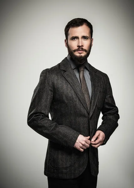 Hombre guapo con barba usando chaqueta — Foto de Stock