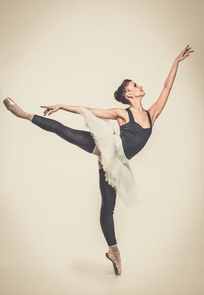 彼女の技術を示すチュチュで若いバレリーナ ダンサー — ストック写真