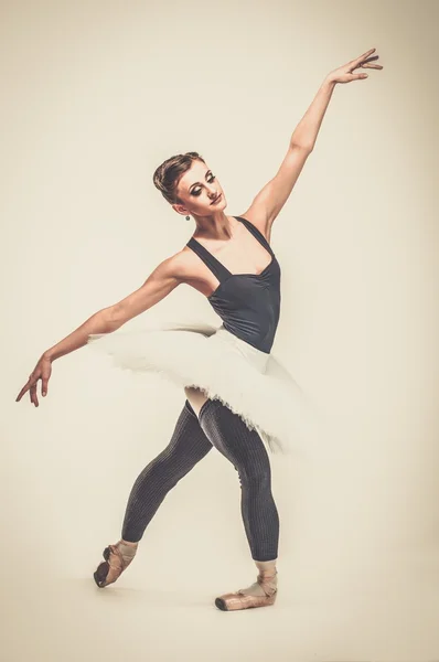 Jovem bailarina dançarina em tutu mostrando suas técnicas — Fotografia de Stock