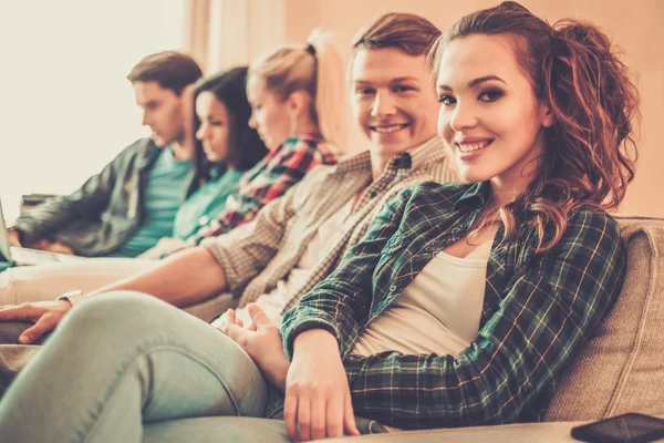 Grupo de jóvenes estudiantes multiétnicos que se preparan para los exámenes en el interior del hogar —  Fotos de Stock