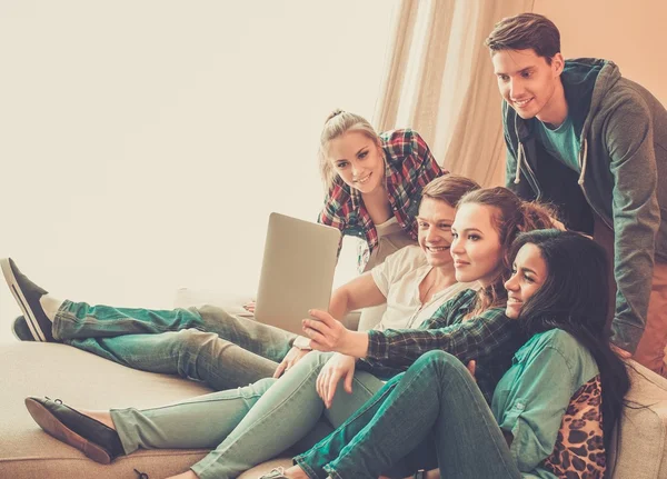 Gruppo di giovani amici che si fanno selfie in casa — Foto Stock