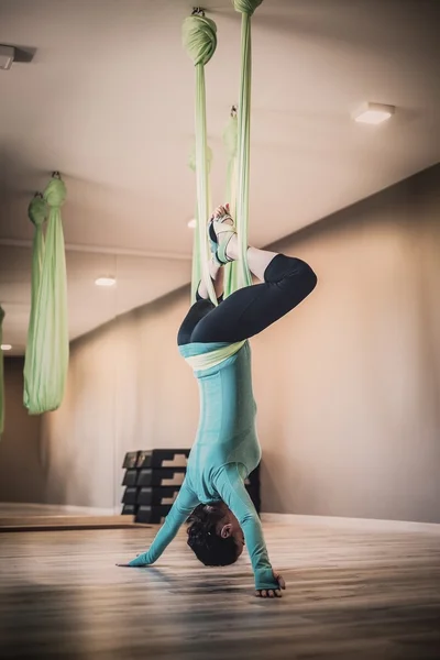 Jovem mulher realizando exercício de ioga antigravidade — Fotografia de Stock