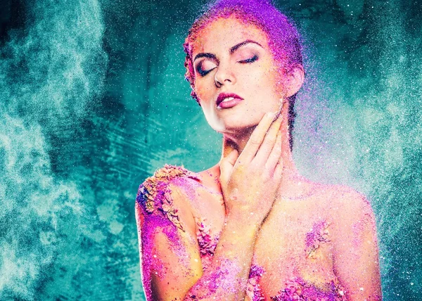 Красива молода жінка з концептуальним барвистим мистецтвом тіла — стокове фото