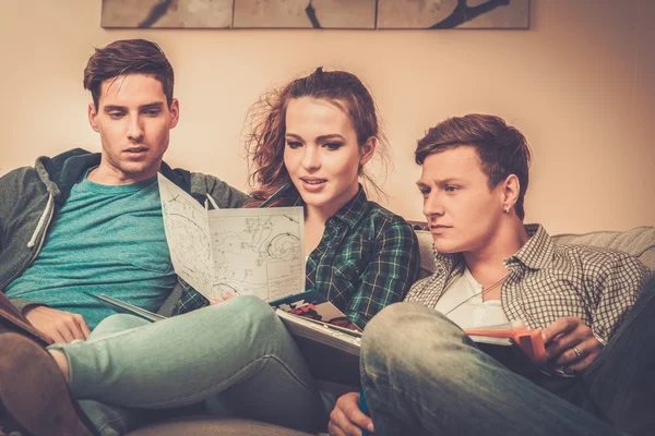 Drei junge Studenten bereiten sich in Wohnung auf Prüfungen vor — Stockfoto