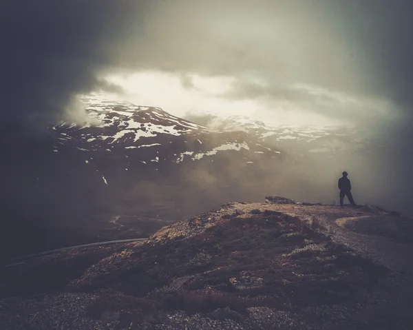 Někdo stál na okraji hill — Stock fotografie