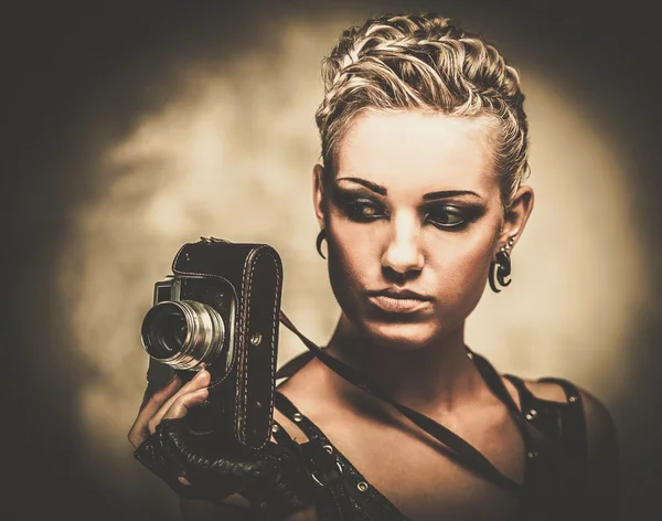 Stoom punk meisje met een retro camera — Stockfoto