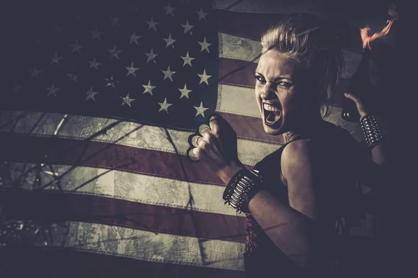 Punk meisje tegen Usa vlag met brass knuckles en Molotov cocktail — Stockfoto