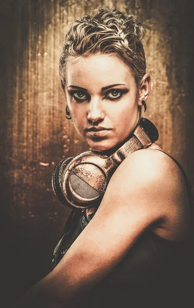 Steampunk ragazza con le cuffie — Foto Stock