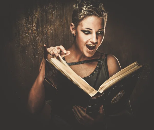 Steampunk meisje met een boek — Stockfoto