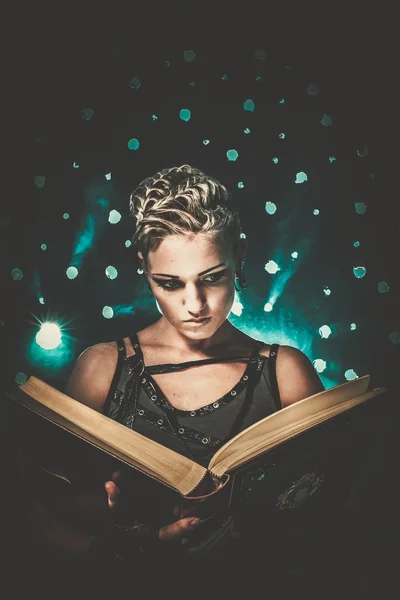 Steampunk meisje met een boek — Stockfoto