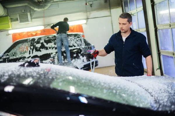 Lavaggio operaio auto di lusso su un autolavaggio — Foto Stock