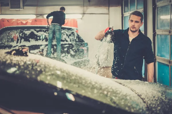 Muž mytí luxusních aut na mytí aut — Stock fotografie