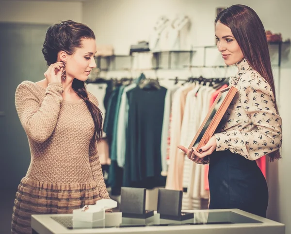 Mujer eligiendo joyas con ayuda de asistente de tienda — Foto de Stock