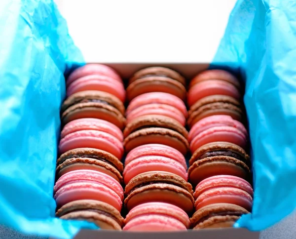 Macaroons saborosos em uma caixa — Fotografia de Stock