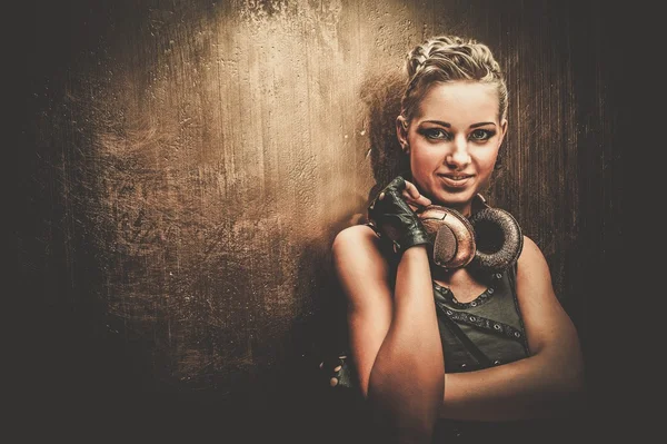 Menina steampunk atraente com fones de ouvido — Fotografia de Stock