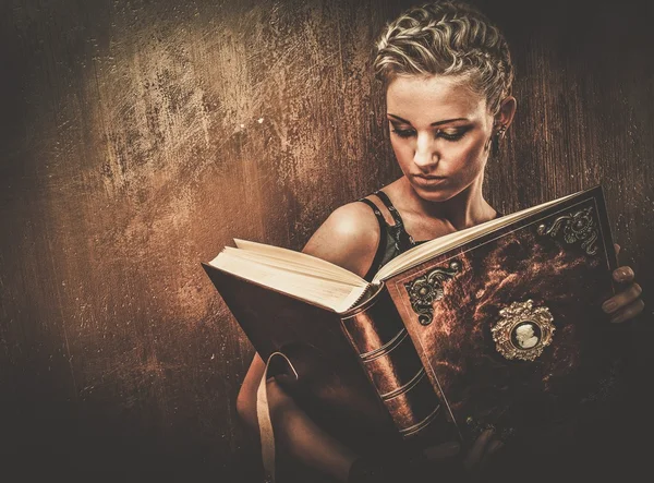 Steampunk ragazza con un libro — Foto Stock