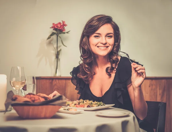 Mooie jonge dame alleen in restaurant — Stockfoto