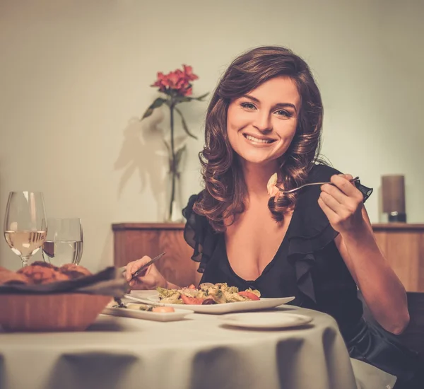 Vacker ung dam ensam i restaurang — Stockfoto