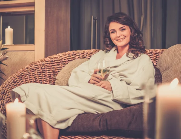 Женщина отдыхает в халате в спа-салоне — стоковое фото