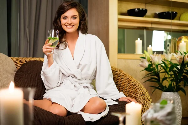 Femme relaxante dans un peignoir dans un salon de spa — Photo