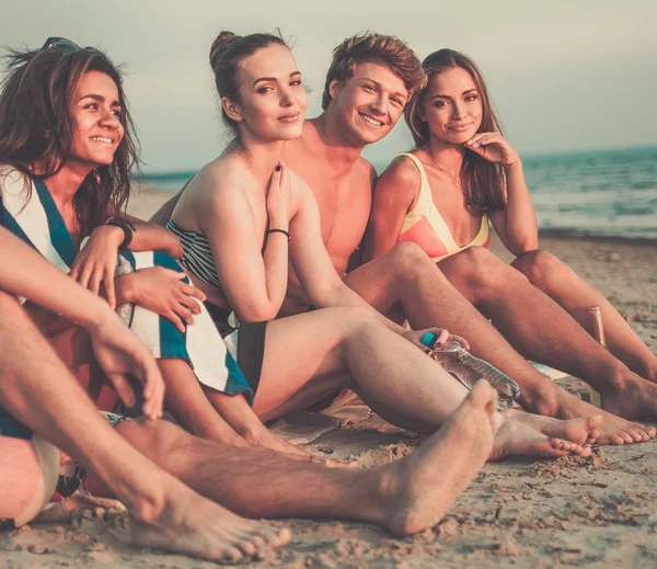 Multi amigos étnicos relajándose en una playa — Foto de Stock