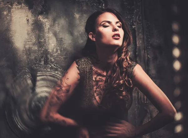 Mujer tatuada en el viejo interior espeluznante — Foto de Stock